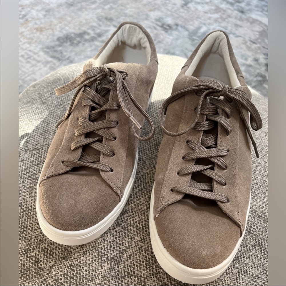 ROOTS Beige Suede Lace Up Sneaker Style Shoes White Sole
